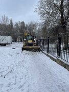 В Кировском районе продолжается очистка тротуаров и дорог от снега и наледи #3