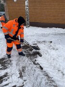 В Кировском районе продолжается очистка тротуаров и дорог от снега и наледи #5