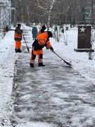 В Кировском районе продолжается очистка тротуаров и дорог от снега и наледи #6