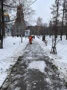 В Кировском районе продолжается очистка тротуаров и дорог от снега и наледи #7