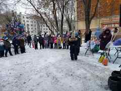 В Кировском районе на Школьной аллее для жителей 14-го микрорайона прошло праздничное мероприятие «Забавы Деда Мороза» #2