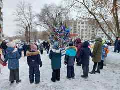В Кировском районе на Школьной аллее для жителей 14-го микрорайона прошло праздничное мероприятие «Забавы Деда Мороза» #7