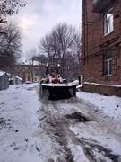 С раннего утра в Кировском районе проводятся работы по очистке территории от снега #1