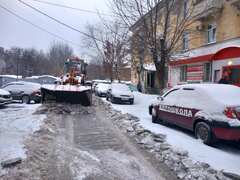 С раннего утра в Кировском районе проводятся работы по очистке территории от снега #5