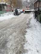 С раннего утра в Кировском районе проводятся работы по очистке территории от снега #4