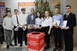 Сегодня Молодежный парламент Кировского района принял участие в благотворительных акциях Елка желаний и Коробка новогоднего счастья. #1