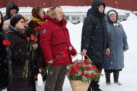 Накануне Дня защитника Отечества жители Кировского района возложили цветы к вечному огню в парке имени 50-летия октября #4