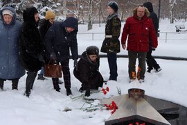 Накануне Дня защитника Отечества жители Кировского района возложили цветы к вечному огню в парке имени 50-летия октября #5