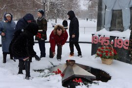 Накануне Дня защитника Отечества жители Кировского района возложили цветы к вечному огню в парке имени 50-летия октября #7