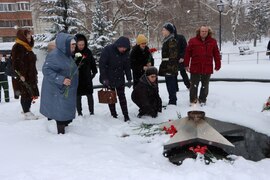 Накануне Дня защитника Отечества жители Кировского района возложили цветы к вечному огню в парке имени 50-летия октября #6