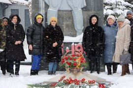 Накануне Дня защитника Отечества жители Кировского района возложили цветы к вечному огню в парке имени 50-летия октября #3