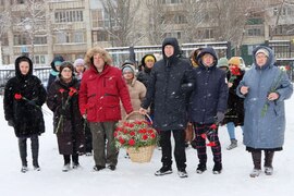 Накануне Дня защитника Отечества жители Кировского района возложили цветы к вечному огню в парке имени 50-летия октября #1
