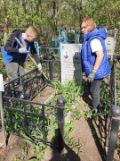 В преддверии празднования Дня Победы волонтеры Кировского района продолжают благоустройство памятников и воинских захоронений участников Великой Отечественной войны. #1