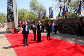 В Самаре прошла торжественная церемония возложения цветов к мемориальному комплексу «Город трудовой доблести» #1