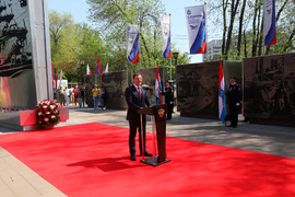 В Самаре прошла торжественная церемония возложения цветов к мемориальному комплексу «Город трудовой доблести» #3