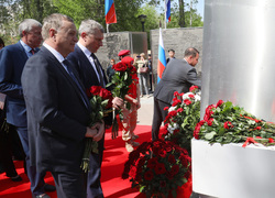 В Самаре прошла торжественная церемония возложения цветов к мемориальному комплексу «Город трудовой доблести» #4