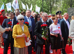 В Самаре прошла торжественная церемония возложения цветов к мемориальному комплексу «Город трудовой доблести» #6