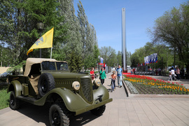 В Самаре прошла торжественная церемония возложения цветов к мемориальному комплексу «Город трудовой доблести» #7