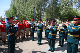 В Самаре прошла торжественная церемония возложения цветов к мемориальному комплексу «Город трудовой доблести» #8
