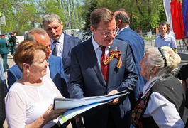 В Самаре прошла торжественная церемония возложения цветов к мемориальному комплексу «Город трудовой доблести» #9