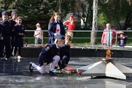 В преддверии Дня Победы в Великой Отечественной войне в парке культуры и отдыха имени 50-летия Октября ученики школы № 112 возложили цветы к вечному огню #3