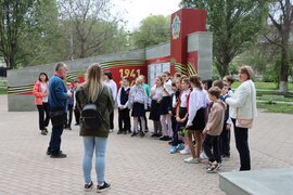 Для школьников Кировского района организовали экскурсию по Аллее Юных Пионеров #1