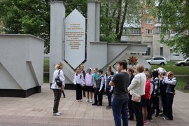 Для школьников Кировского района организовали экскурсию по Аллее Юных Пионеров #5