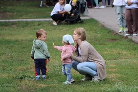 В День государственного флага России в сквере «Дубовый колок» состоялся праздник с мастер-классами, играми и викториной #4