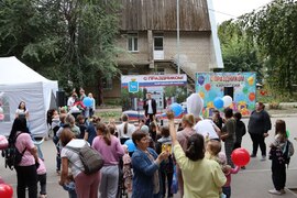 В Кировском районе в обновлённом дворе по адресу: Металлистов, 72А состоялся дворовый праздник, приуроченный ко Дню города #4