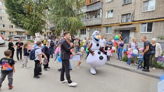 В Кировском районе в обновлённом дворе по адресу: Металлистов, 72А состоялся дворовый праздник, приуроченный ко Дню города #7