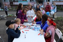 Очередной обновлённый двор открыли в Кировском районе праздником. Мероприятие приурочено к Дню города #6