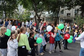 Очередной обновлённый двор открыли в Кировском районе праздником. Мероприятие приурочено к Дню города #2