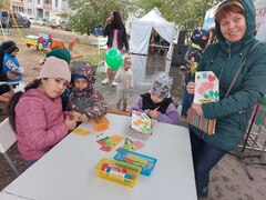 Несмотря на пасмурный осенний день, очень активно люди шли на дворовый праздник #2