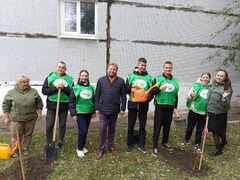 В Кировском районе в честь выдающихся педагогов-наставников посадили яблони в школьных дворах #5