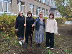 В Кировском районе в честь выдающихся педагогов-наставников посадили яблони в школьных дворах #17