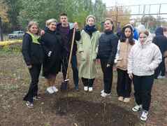 В Кировском районе в честь выдающихся педагогов-наставников посадили яблони в школьных дворах #16