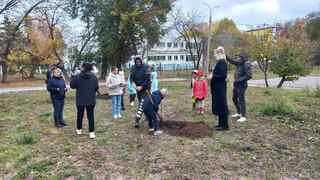 В Кировском районе в честь выдающихся педагогов-наставников посадили яблони в школьных дворах #25