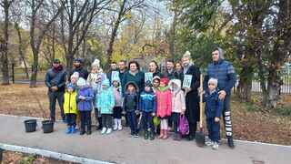 В Кировском районе в честь выдающихся педагогов-наставников посадили яблони в школьных дворах #28