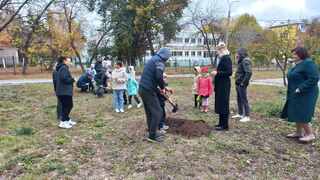В Кировском районе в честь выдающихся педагогов-наставников посадили яблони в школьных дворах #29