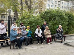 В Кировском районе в честь выдающихся педагогов-наставников посадили яблони в школьных дворах #30