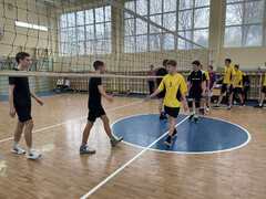 В Кировском районе прошли соревнования школьных спортивных лиг по волейболу среди обучающихся образовательных учреждений из числа мальчиков #1