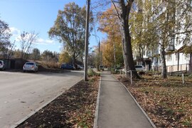Обновлённая дворовая территория в Кировском районе радует жителей этой золотой осенью. #1