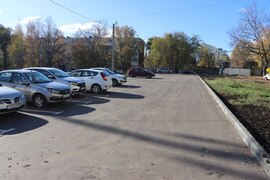 Обновлённая дворовая территория в Кировском районе радует жителей этой золотой осенью. #6
