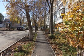 Обновлённая дворовая территория в Кировском районе радует жителей этой золотой осенью. #7