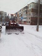 В Кировском районе продолжается очистка придомовых территорий и внутриквартальных дорог от снега и наледи #1