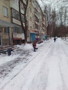 В Кировском районе продолжается очистка придомовых территорий и внутриквартальных дорог от снега и наледи #2