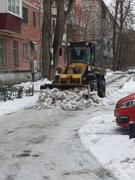В Кировском районе продолжается очистка придомовых территорий и внутриквартальных дорог от снега и наледи #4