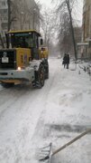 В Кировском районе продолжается очистка придомовых территорий и внутриквартальных дорог от снега и наледи #5