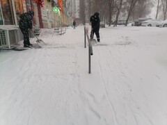В Кировском районе продолжается очистка придомовых территорий и внутриквартальных дорог от снега и наледи #7
