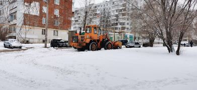 Коммунальные службы Кировского района продолжают уборку территории от снега и обработку от наледи #1